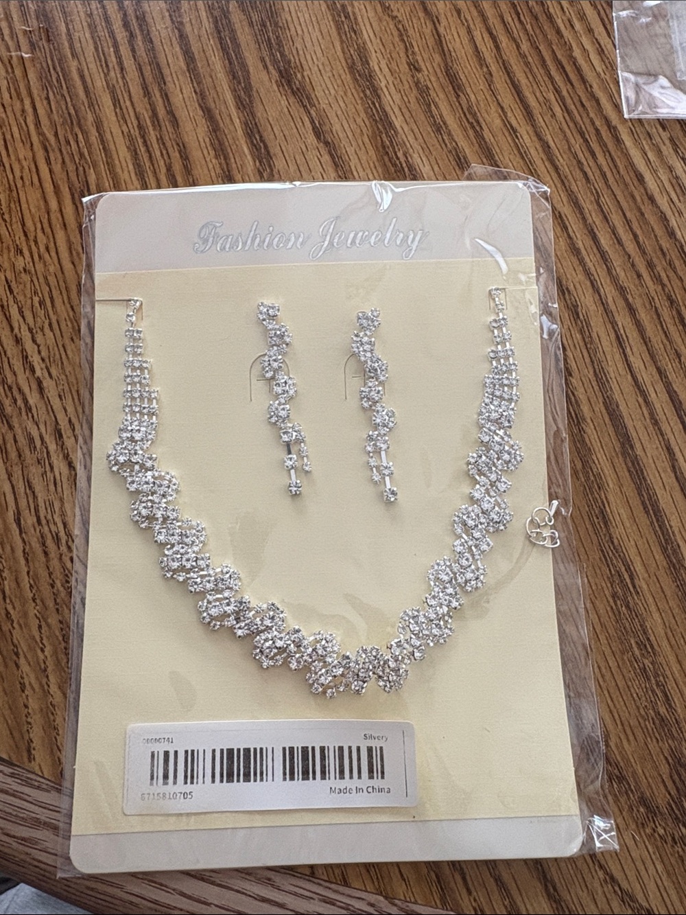 Fashion Jewelry Silver Sparkle Rhinestone Necklace with Matching Drop Earrings